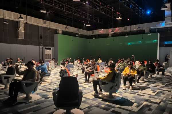 西影无界XR影院体验者佩戴小派VR头显观看沉浸式电影